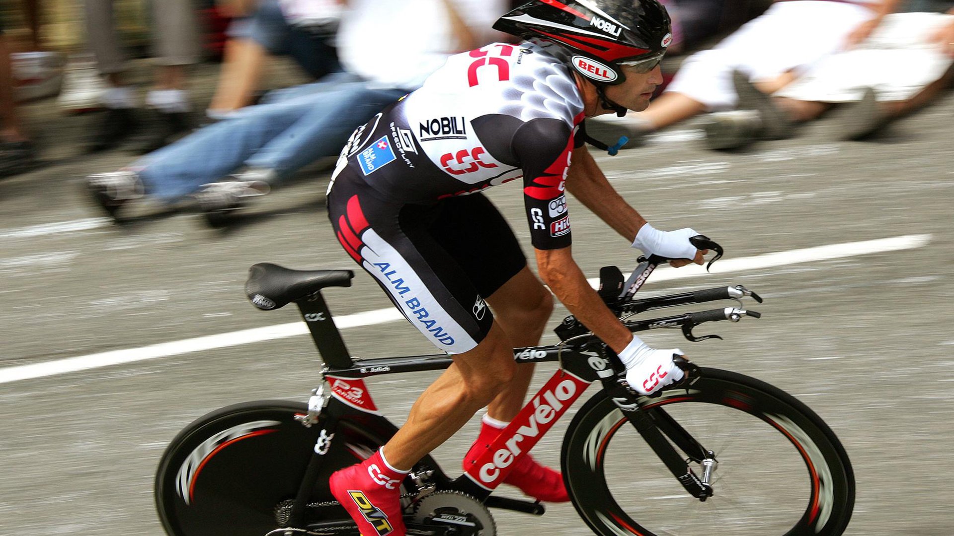 熊猫体育官方-年度焦点之战，骑士铁蹄踏平鹈鹕，防守铸就胜利之路