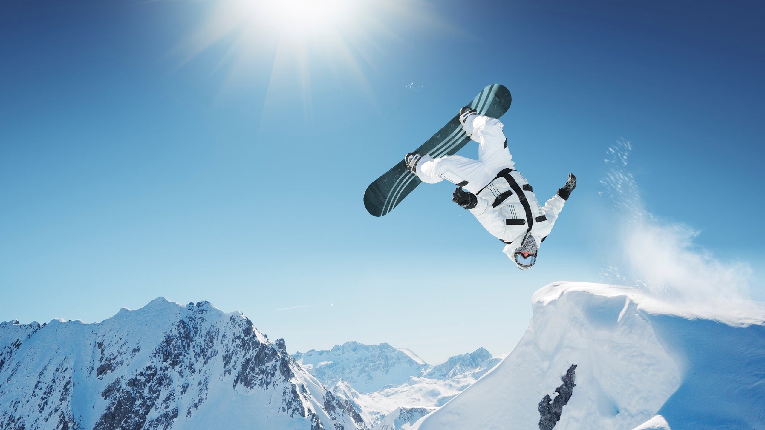 体育赛事直播-赛道与球场的双线战争，当F1年度争冠遇上雄鹿血拼魔术