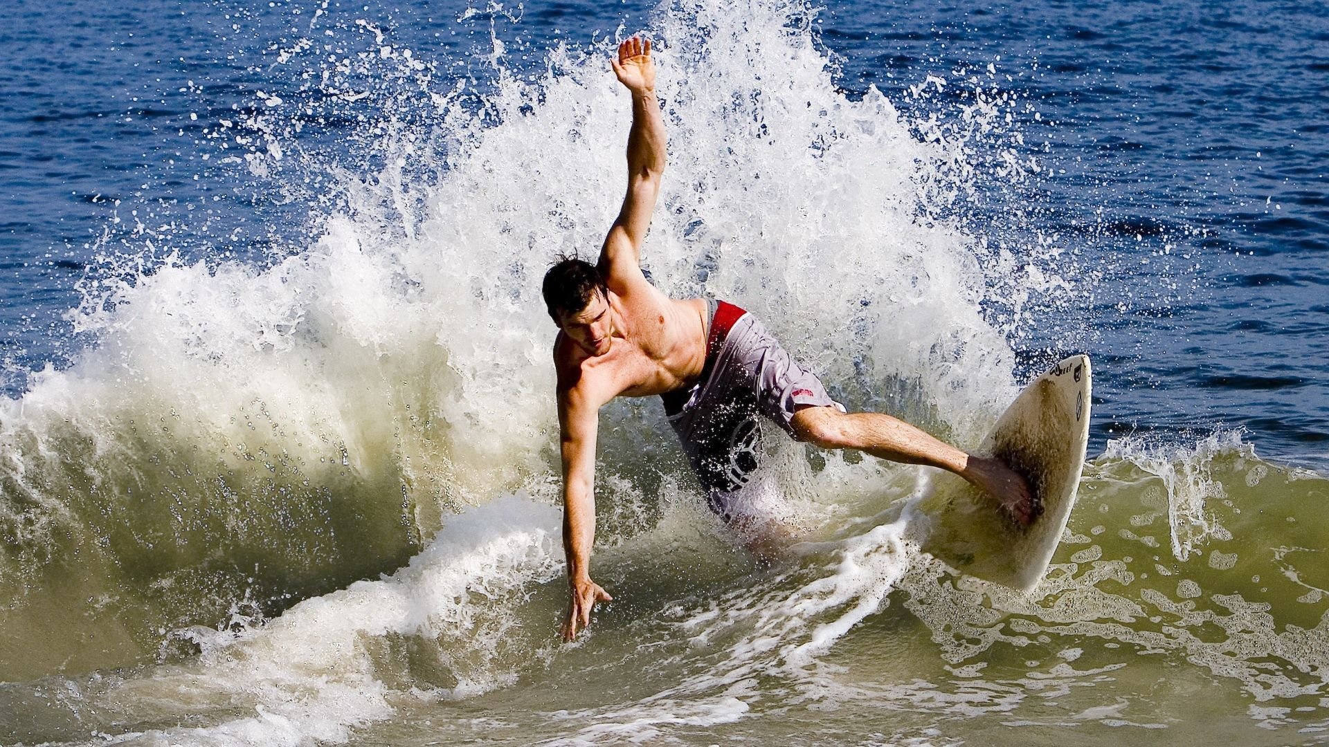 熊猫体育官方-东方铁骑打穿风城！克莱关键三分如利剑封喉，上海男篮创造历史之夜